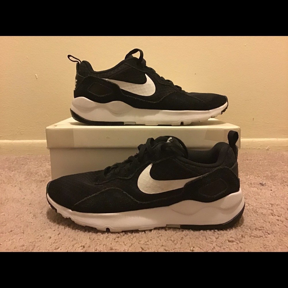 Women’s Nike sneakers / athletic shoe- US Size 7.5
